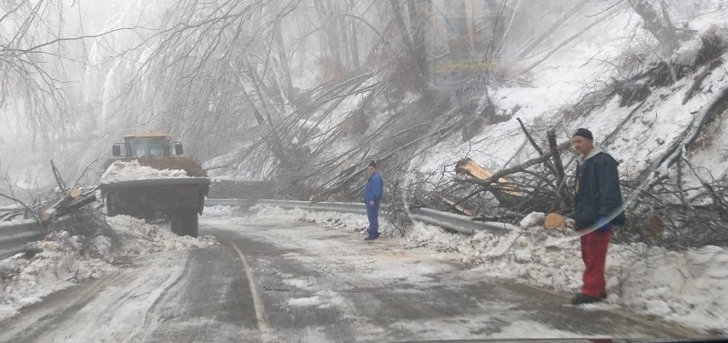Усложнената зимна обстановка във Врачанско продължава и днес съобщиха читатели