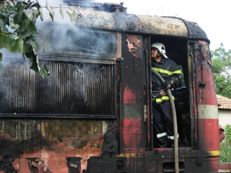 Локомотив на пътнически влак се запали в движение.
Инцидентът се е