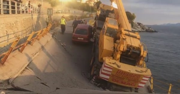 Един от най-натоварените мостове в гръцкия град Кавала се срути,