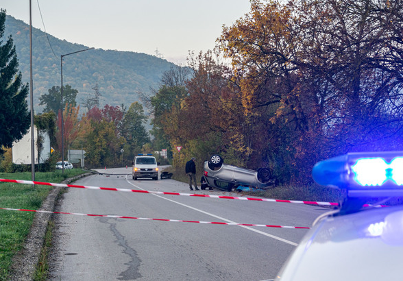 Младо момиче е загинало при тежка катастрофа край Ботевград, съобщиха