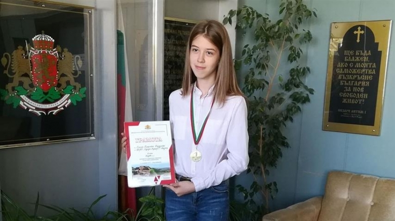Седмокласничката Елена Радулова от Природо математическата гимназия във Видин спечели златен медал и първо място