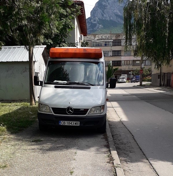 Безумното паркиране във Враца не само не спира но и