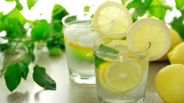 Много хора вярват че пиенето на чаша вода с лимон