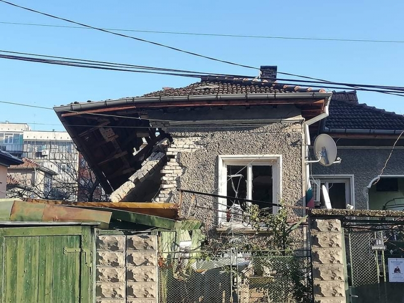 Взрив на бойлер събори стените на къща в шуменския квартал