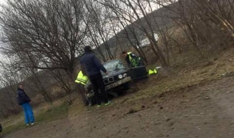 Тежка катастрофа стана на пътя Бургас-Айтос. БМВ изхвърча в канавката