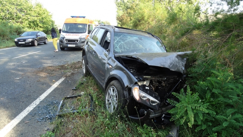 Младеж катастрофира в крайпътен скат във Врачанско съобщиха от МВР
