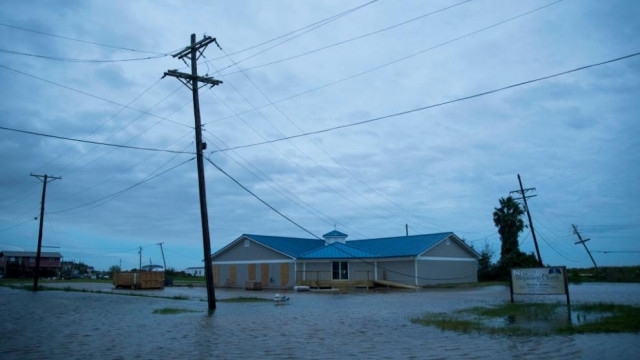 Ураганът Лаура взе 17 жертви в САЩ съобщават местните медии