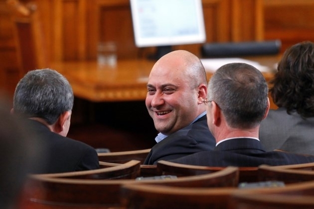 Обявен за издирване се оказа бившият депутат Петър Ангелов! Заедно