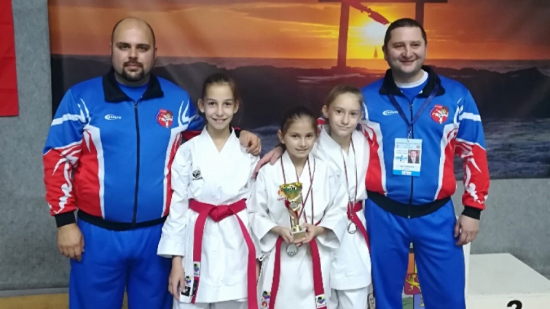 Сияна Тихолова спечели два златни медала на турнира по карате