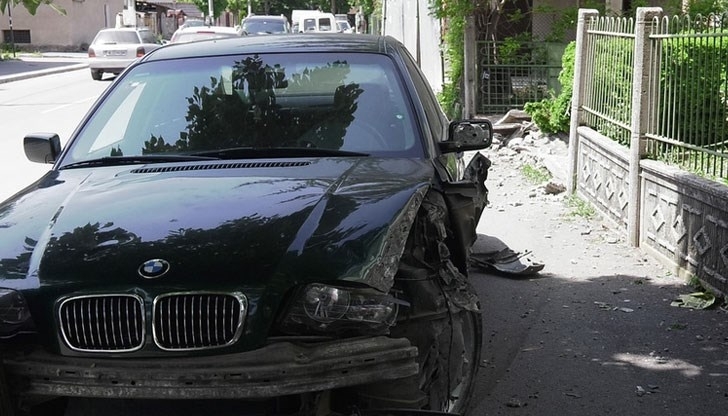 Лек автомобил "БМВ" е катастрофирал в масите на известно заведение