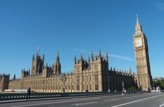 Кола се вряза в загражденията на британския парламент съобщава ТАСС