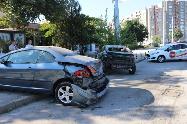Млад шофьор е блъснал паркирана кола в центъра на Враца