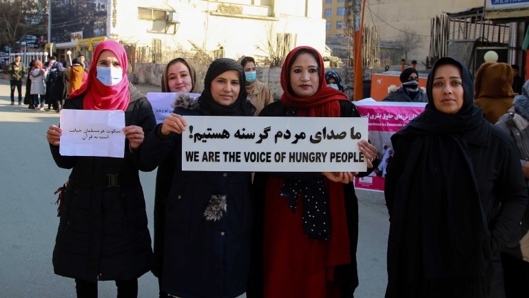Десетки учители, ученици и активисти за правата на жените се
