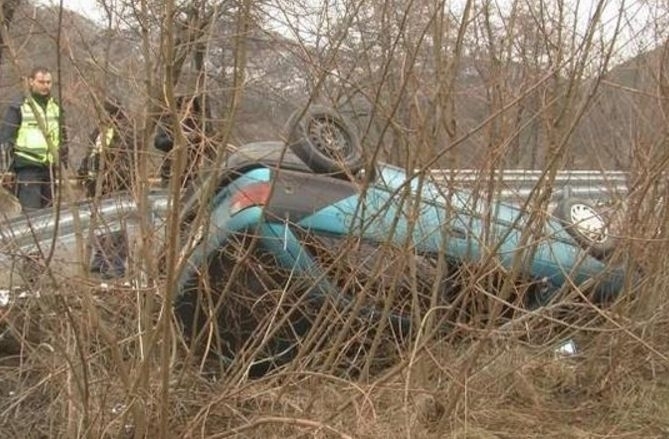 Лек автомобил „Lexus Хибрид“ е катастрофирал в монтанското село Горни