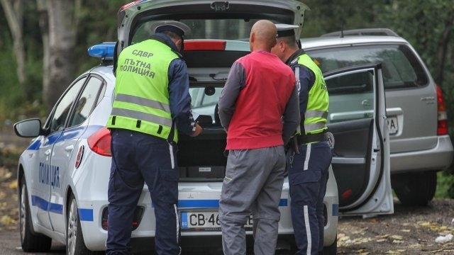 Полицаи са заловили трима нарушители на пътя в Арчар съобщиха