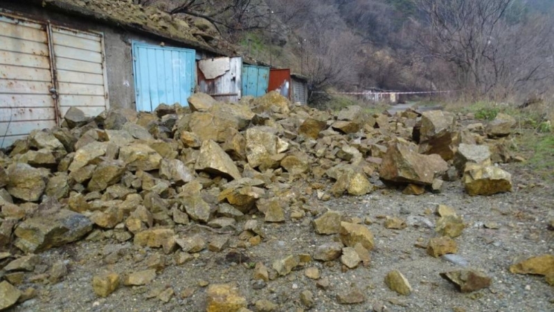 Голям скален къс се откъсна от склон в Дупница и