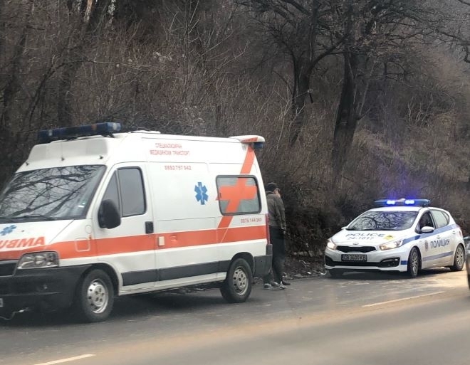 Жена загина при челен сблъсък между кола и бус край