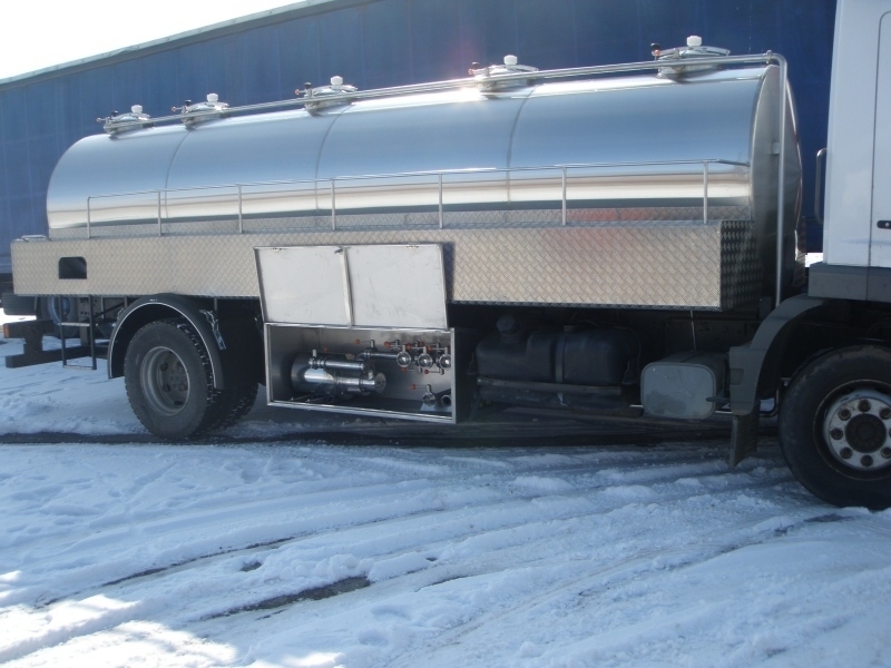 Хиляди литри мляко замръзнаха върху пътното платно в германската провинция