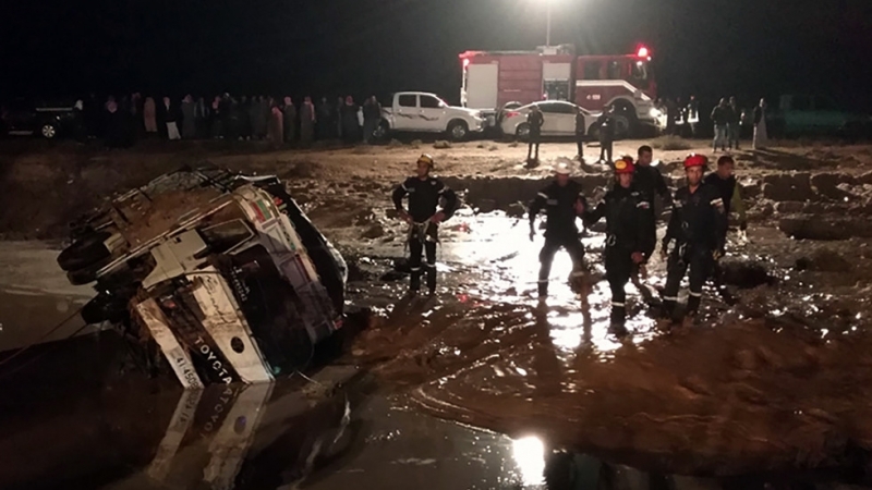 Огромни наводнения в Йордания взеха седем жертви Хиляди туристи бяха
