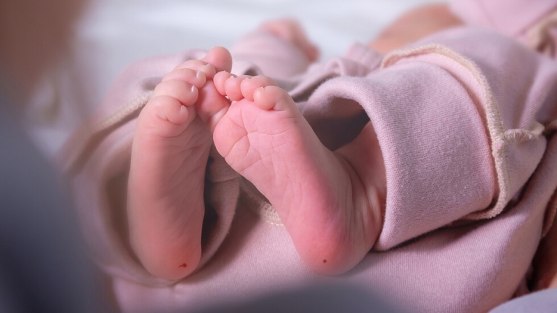 Досъдебното производство за разменените бебета е спряно, съобщиха от Софийската