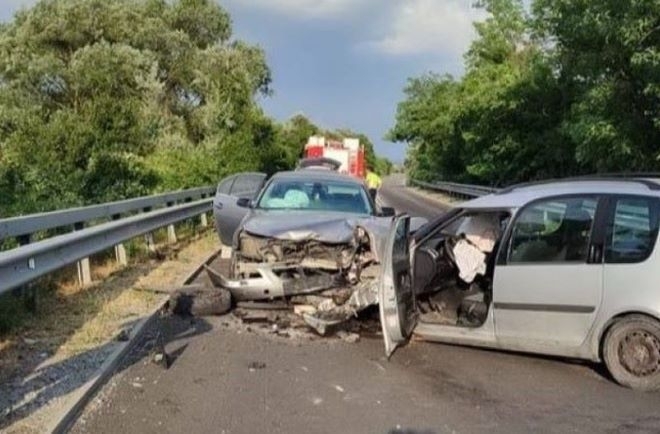 Петима пострадаха при тежка челна катастрофа в Монтанско съобщиха от