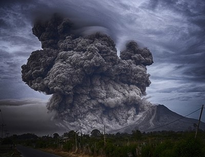 Вулкан изригна близо до ски курорт в Чили Любителски кадри