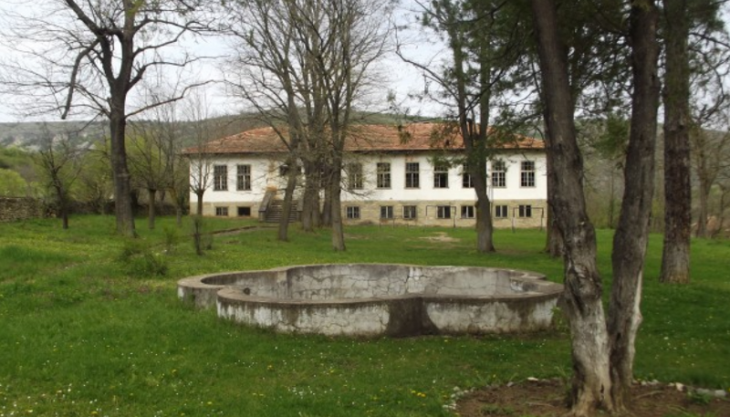 Ремонтираха покрива на бившето училище в село Ослен Криводол. Благодарение