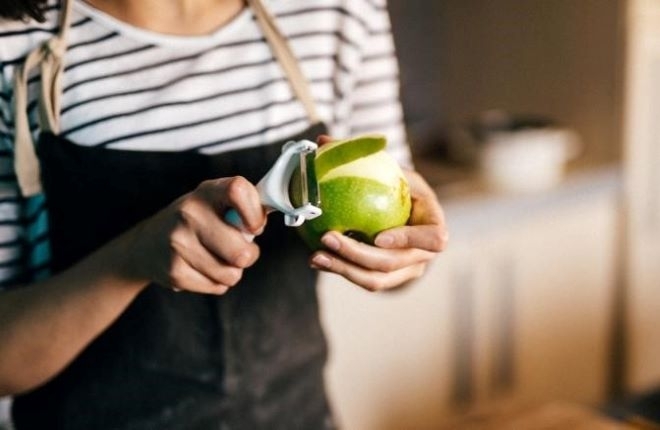 Диетолози от университета Корнел установиха че една ябълка на ден помага