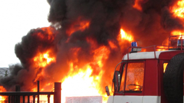 Неизвестен е запалил пожар пред хранителен магазин във Враца съобщиха