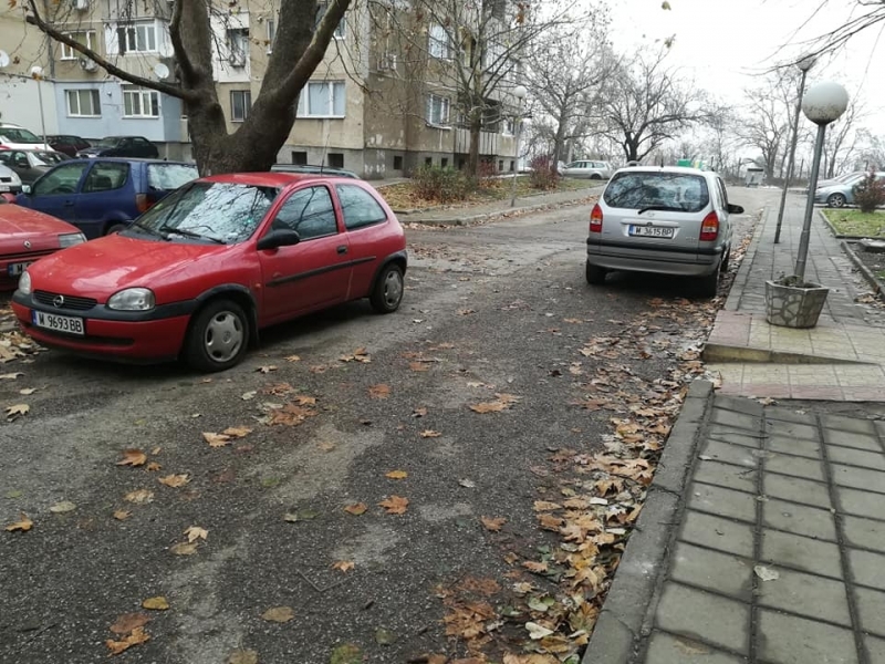Собственици на два „Опел“-а вбесиха ломчани с наглото си паркиране,