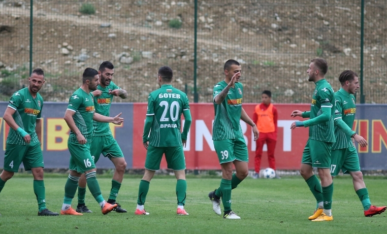 Българската Втора лига предлага изключителна драма в края на сезона.