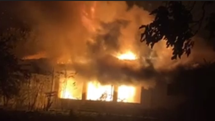 Голям пожар в Берковица вдигна няколко екипа огнеборци накрак, съобщиха