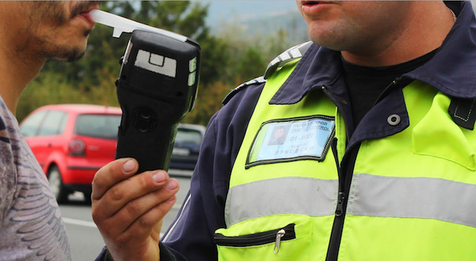 Полицаи хванаха пияни шофьори зад волана във Враца съобщиха от