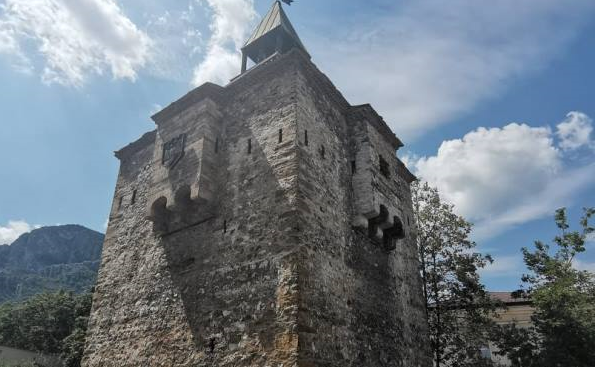 Част от Кулата на Мешчиите във Враца представлява опасност за