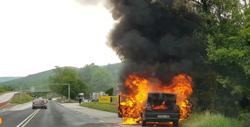 Лек автомобил изгоря край Ябланица, научи BulNews. Колата се е