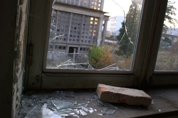 Полицията издирва хулигани потрошили прозорците на къща в Бяла Слатина