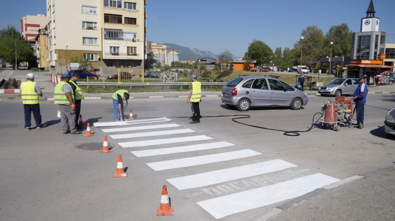 Започна обновяването на хоризонталната пътна маркировка по главните улици в