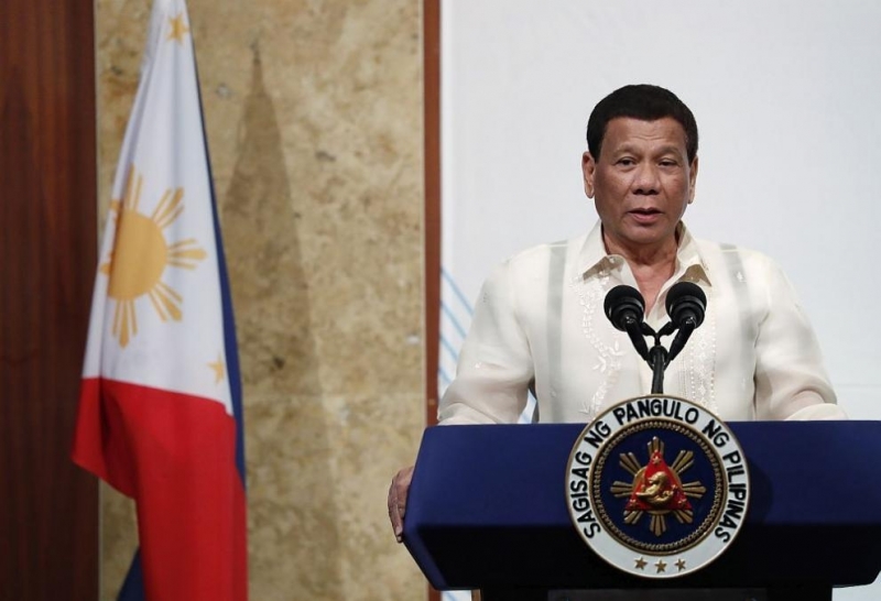 Филипинският президент Родриго Дутерте е паднал от своя мотор който
