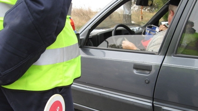 Полицията във Врачанско е засякла лека автомобил с чужди номера.