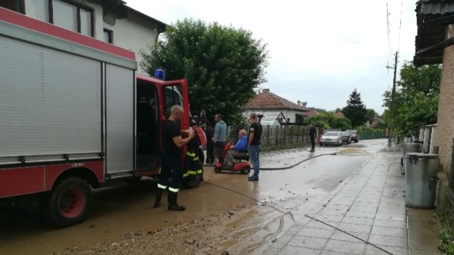 В Димово отводняват къщи, екипи на общината са започнали и
