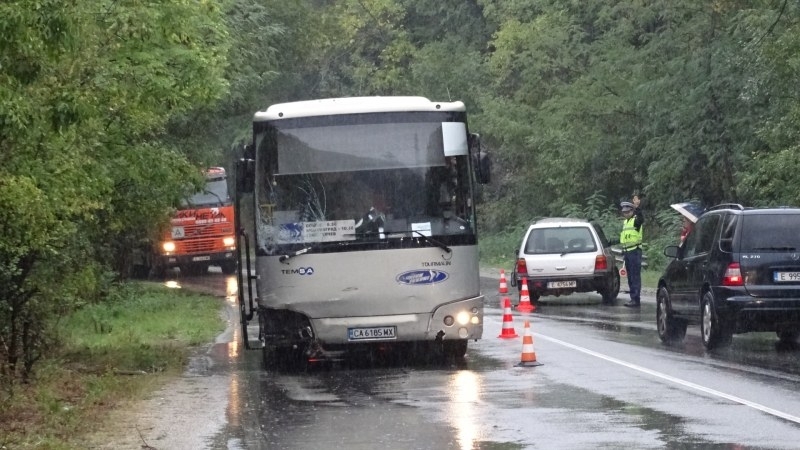 Автобус и цистерна в Пловдив са се ударили, научи агенция