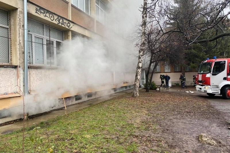 Пожар вдигна на крак огнеборците във Варна. Огънят е обхванал