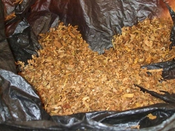 Униформени откриха пликове с контрабанден тютюн до магазин във Враца