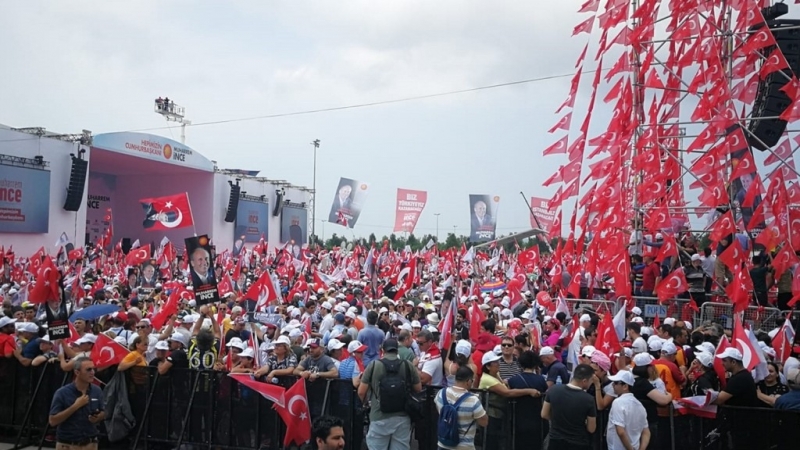 Мащабни заключителни митинги се провеждат в Турция в деня преди