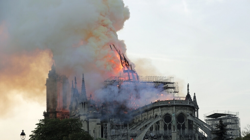 Френският президент Еманюел Макрон призова възстановяването на катедралата да приключи