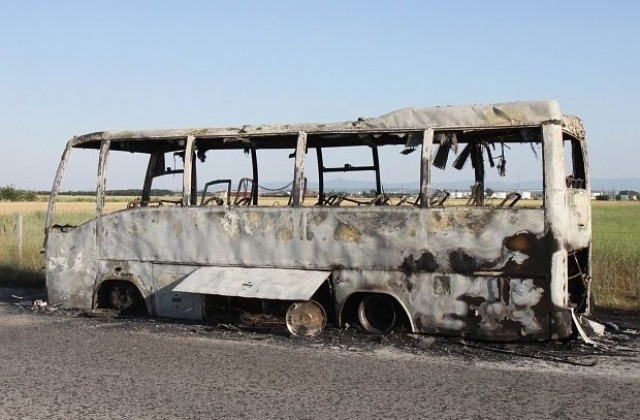 Автобус, пътуващ по линията Бургас-Камено, се запали в движение. Инцидентът