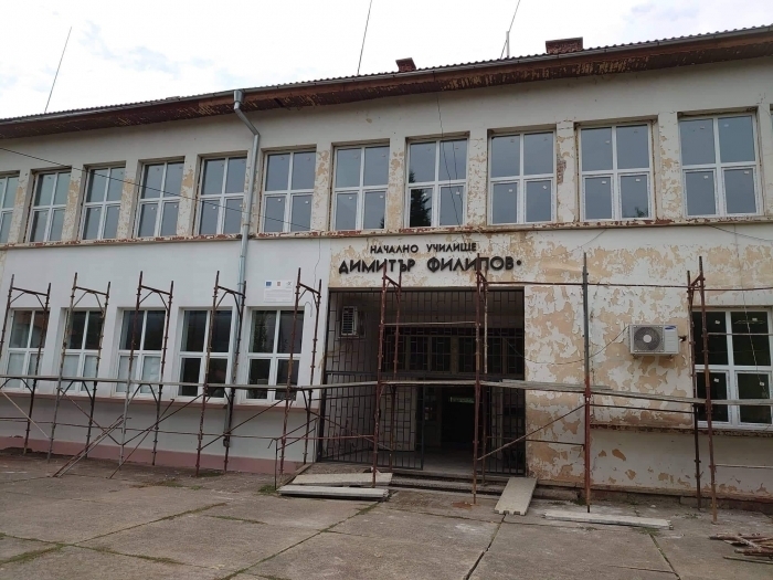 Ремонтират емблематична училищна сграда в Чипровци, съобщи кметът Пламен Петков.
На
