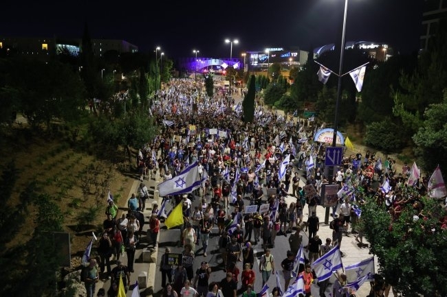 Хиляди израелци протестираха за трета поредна вечер срещу правителството на