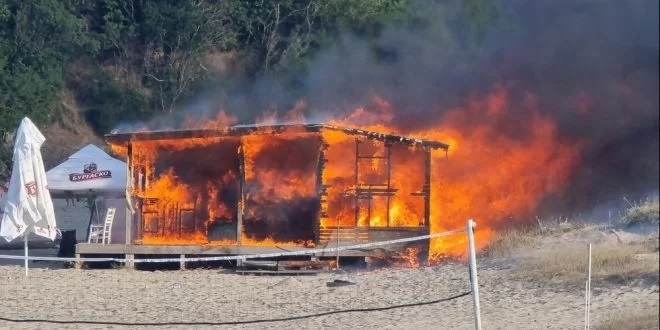 Пожар избухна в бийч бар Туинст в Приморско съобщават от