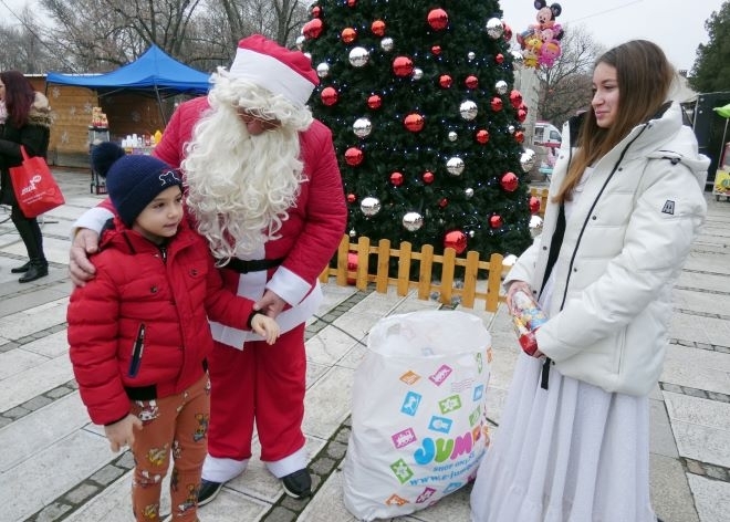 Дядо Коледа раздаде подаръци на малчуганите в Лом съобщиха от